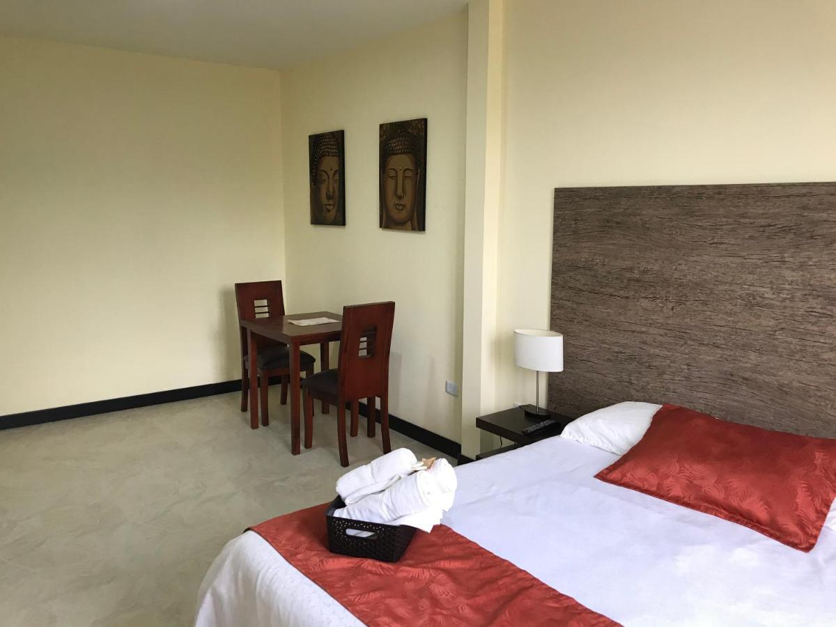 Mercedes Airport-quito Hotel Tababela