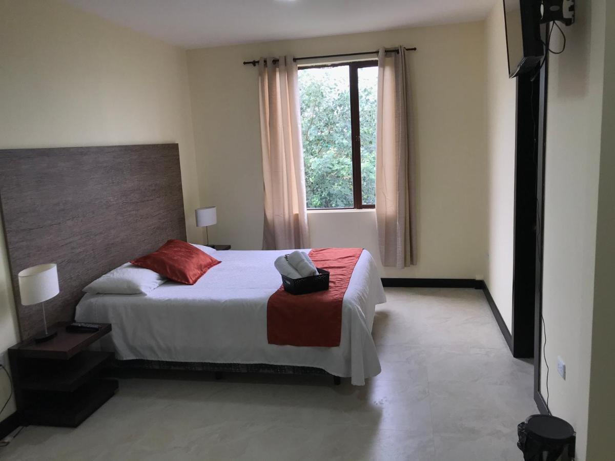 Mercedes Airport-quito Hotel